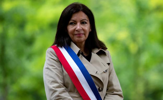 La alcaldesa parisina Anne Hidalgo coquetea con las presidenciales