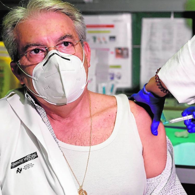 La falta de dosis impide vacunar a sanitarios mientras el Consell promete celeridad