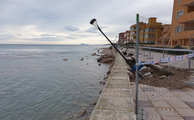 Costas parchea otra vez el litoral con aportaciones de arena a las playas de Sueca