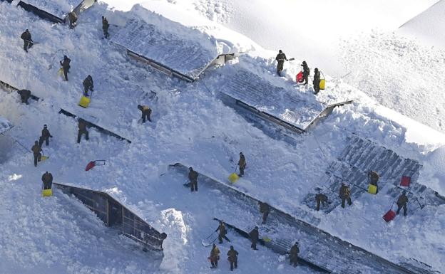 Japón, sepultado por casi un metro de nieve