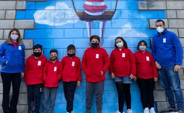 Gavarda reparte abrigos y mantas a los alumnos para combatir el frío