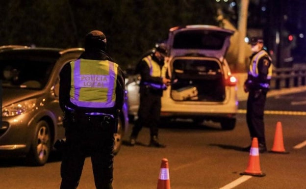 La policía desaloja dos fiestas en viviendas y cierra un local que estaba abierto a las 22 horas