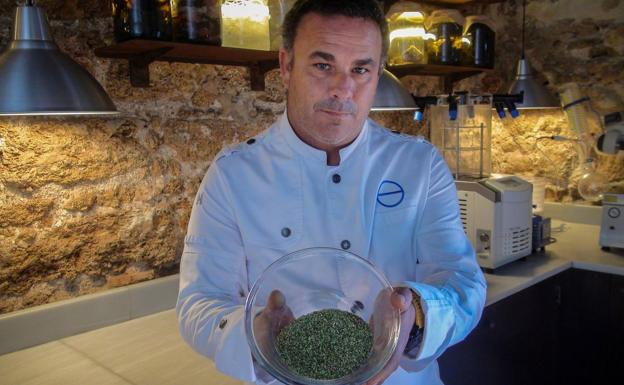 Ángel León, el chef del mar, muestra su cereal marino./Álvaro fernández