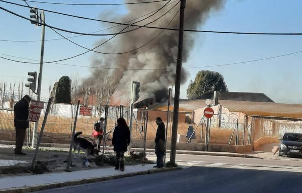 Arde una nave industrial junto al antiguo cementerio de Tavernes Blanques