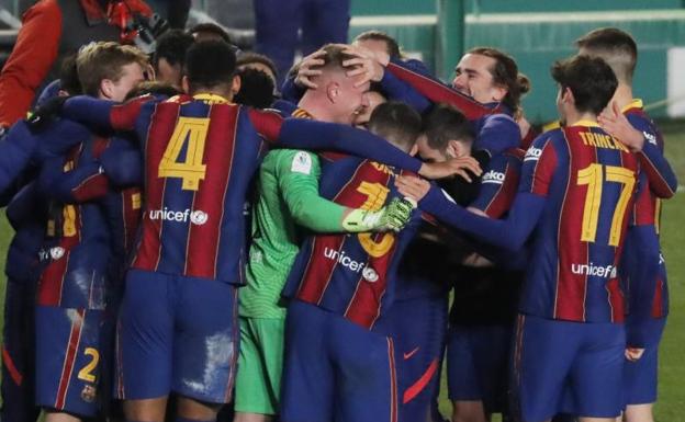 Los jugadores del Barça felicitan a Ter Stegen tras la victoria en los penaltis./reuters