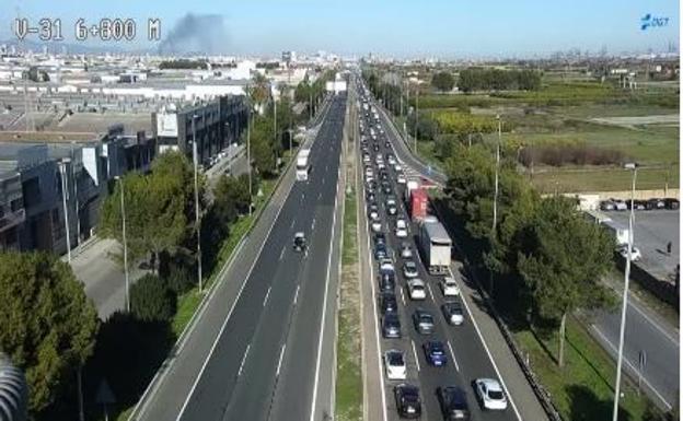 Un vehículo averiado provoca hasta 7 kilómetros de atasco en la V-31 para entrar a Valencia