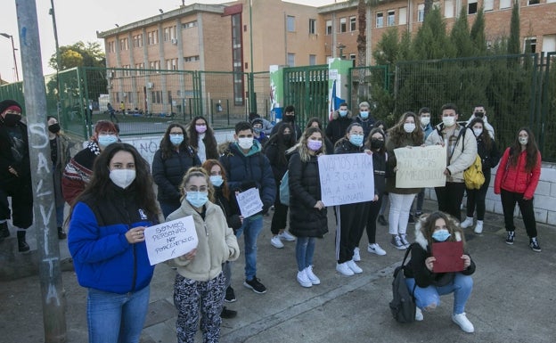 Los alumnos se echan a la calle por el frío