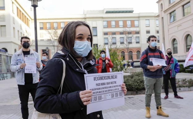 Alumnos en bloque exigen la suspensión de los exámenes presenciales de las universidades