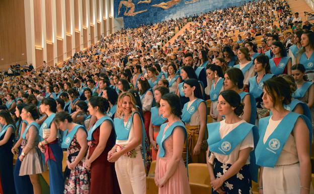 El TC cree que excluir a alumnos de universidades privadas de becas «carece de justificación» y supone «trato desigual»