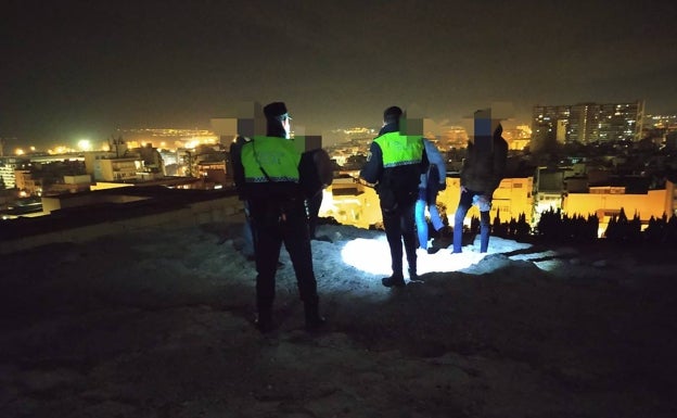 Botellón sin mascarillas en la ladera del Castillo De san Fernando