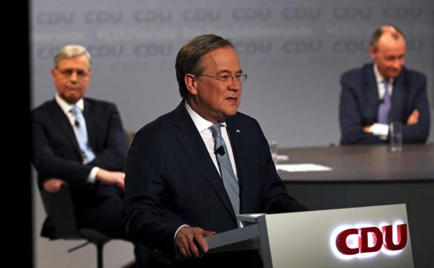Los tres candidatos para asumir la presidencia de la Unión Cristianodemócrata durante un debate,/REUTERS