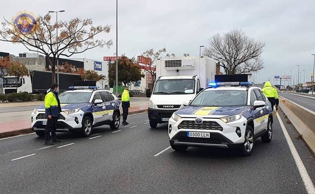 Un helicóptero y policía autonómica refuerzan el control de accesos al área comercial de Alfafar