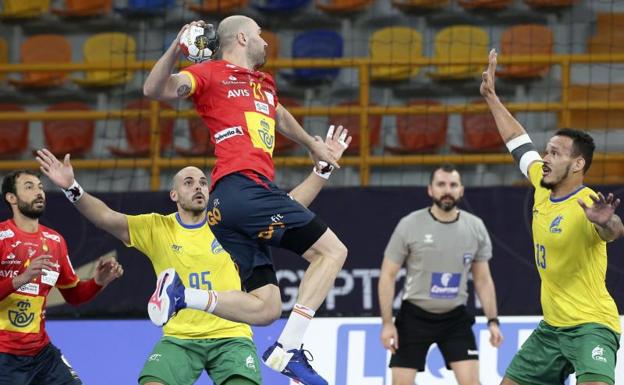 España rescata un punto en su debut ante una combativa Brasil