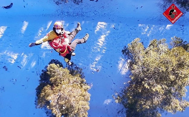 Los bomberos rescatan en helicóptero a una senderista herida en la montaña