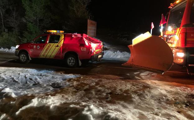 Los bomberos aún trabajan en la retirada de nieve en varias localidades de la Comunitat