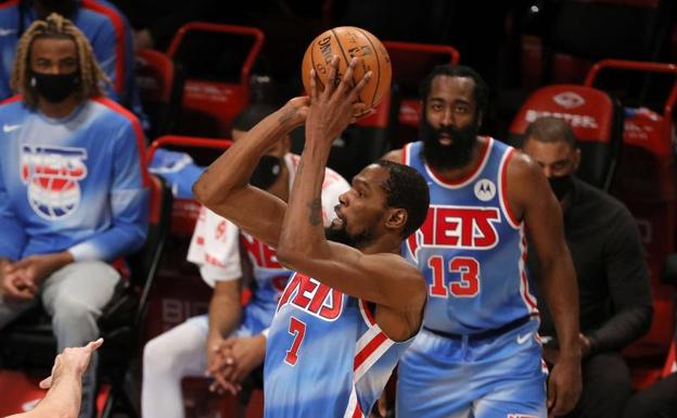 Excelente debut de Harden con los Nets en la NBA