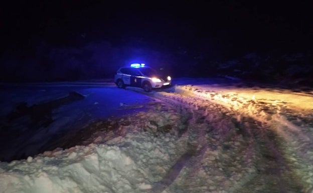 La Guardia Civil rescata a siete personas atrapadas en la nieve en la montaña en Siete Aguas