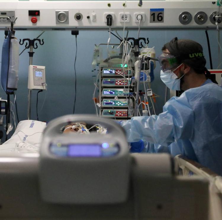 España encara la tercera ola con el sistema sanitario en estrés «extremo»