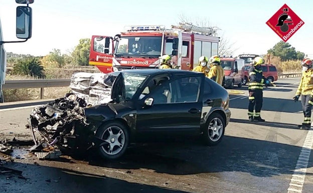 Muere un hombre tras chocar contra un camión en Rojales