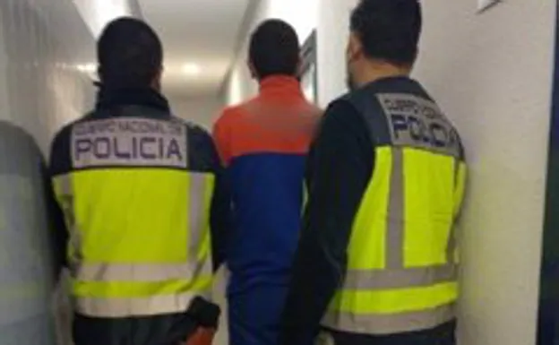 Dos agentes acompañan al detenido en las dependencias policiales. /e. p.