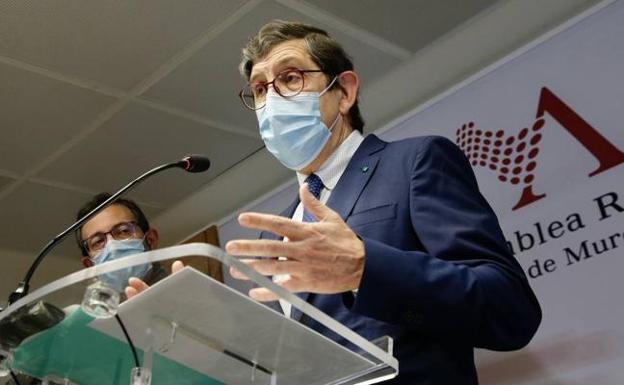 El consejero de Salud murciano dimite por vacunarse