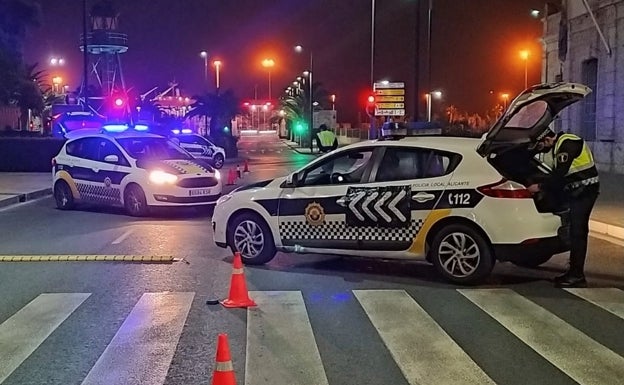 La Policía de Alicante sanciona a 18 personas por no llevar mascarilla, disuelve dos fiestas y multa a un restaurante