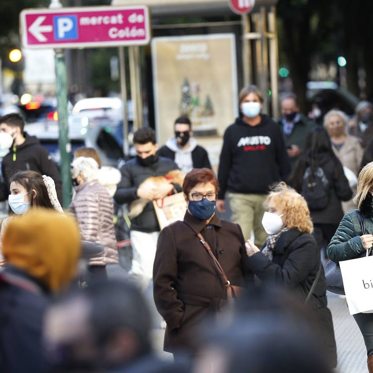 Un centenar de comercios no esenciales del centro deciden no cerrar a la hora de comer