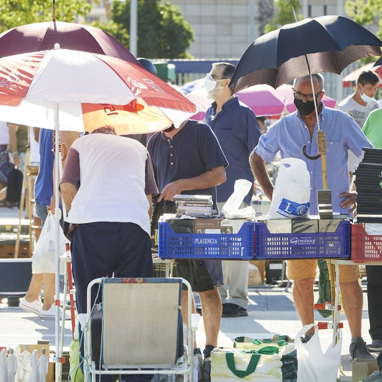 Valencia cierra los mercadillos y el Rastro al extenderse los contagios