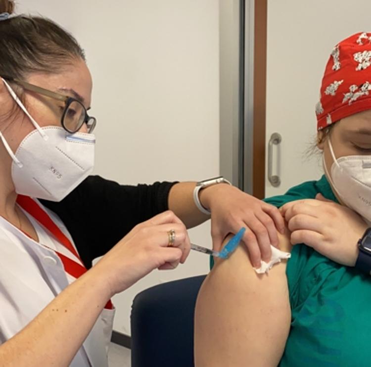 Madrid suspende la vacunación de sanitarios por falta de dosis