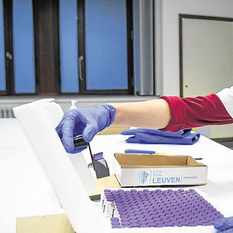 Administrativos y sanitarios jubilados se vacunan sin respetar el protocolo