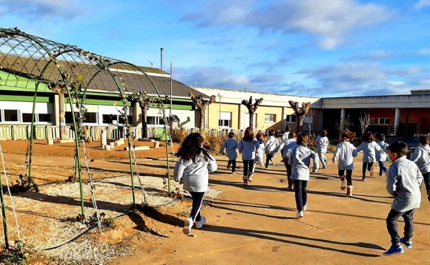 Montaverner reparte polares entre el alumnado para combatir el frío