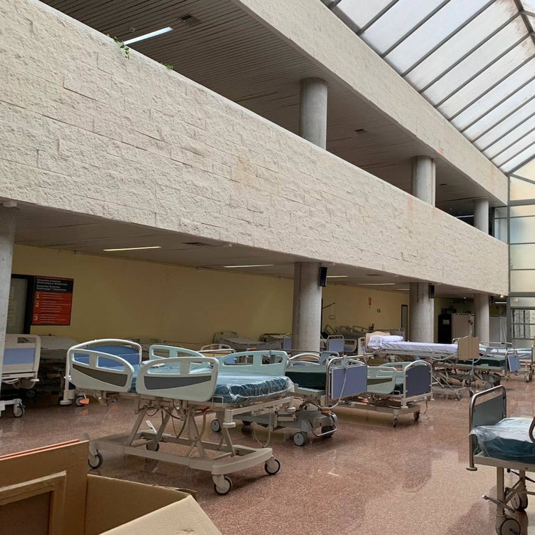 El colapso hospitalario deja ya pacientes de UCI en box de urgencias y capillas