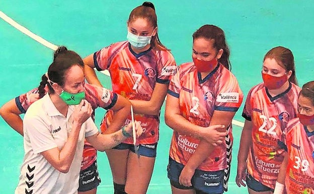 Una capitana fiel al Mislata y al balonmano