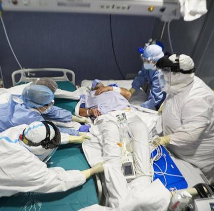 Los ingresos hospitalarios se triplican en un mes y ya superan los 4.200 pacientes