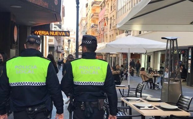 La Policía Local de Alicante disuelve dos botellones, cinco fiestas en viviendas e impone 83 denuncias por desobediencia