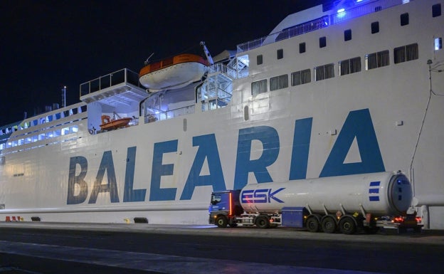 Baleària, única naviera que se abastece de gas natural en el Puerto de Valencia