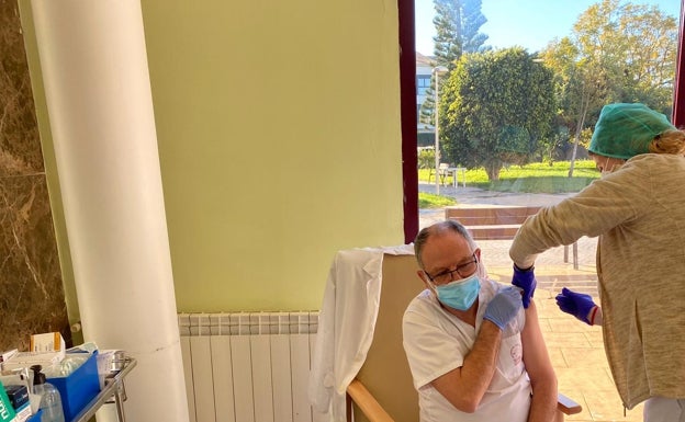 Vacunan con la segunda dosis contra el coronavirus en residencias de Oliva y Ador