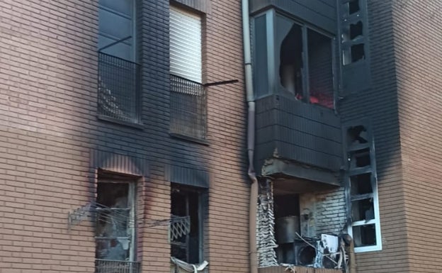 Un incendio en una vivienda de Alginet obliga a rescatar a uno de los vecinos