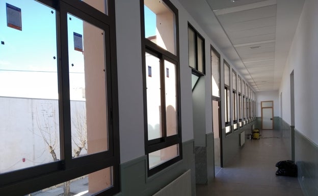 Rafelcofer cambia ventanas con 70 años del colegio tras décadas entrando frío en las aulas