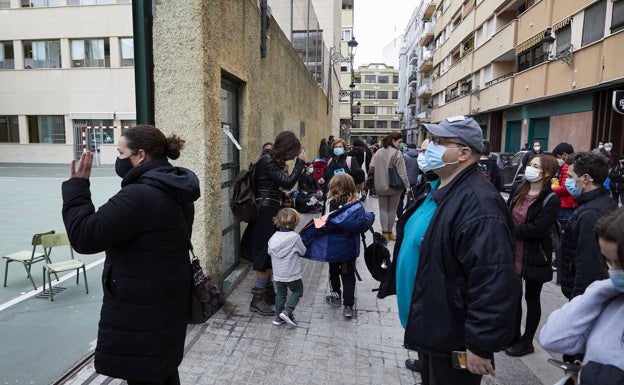 Crece la presión para que cierren los colegios ante el descontrol de la pandemia