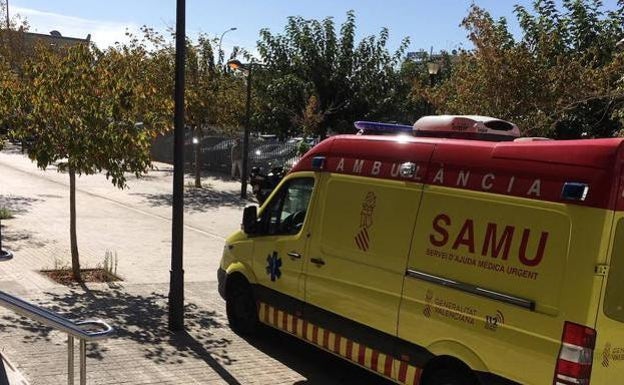 Una mujer se cae con su bicicleta en una acequia de Alginet