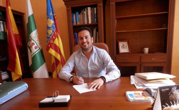 Los alcaldes alicantinos vacunados se resisten a dimitir