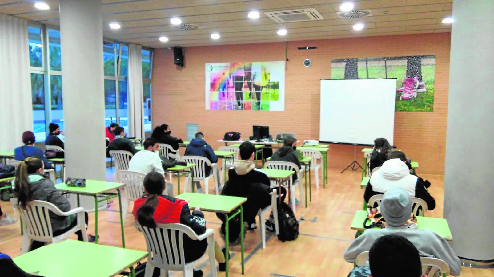 La falta de 10 docentes en un instituto obliga a reagrupar a 85 alumnos en un gimnasio