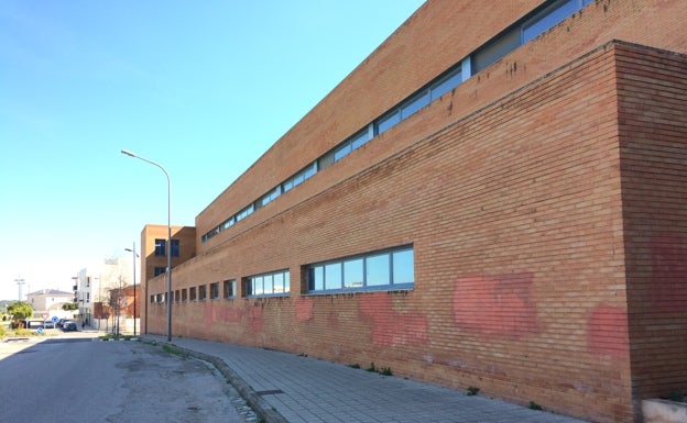 El instituto de Villalonga envía a alumnos de bachiller a un parque ante la falta de espacio en el patio