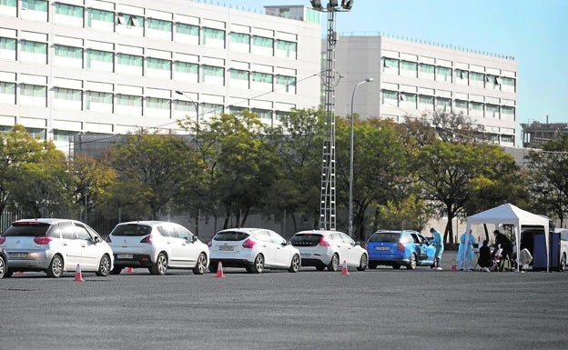 El repunte de contagios escolares obliga a instalar una carpa para PCR en la Universitat