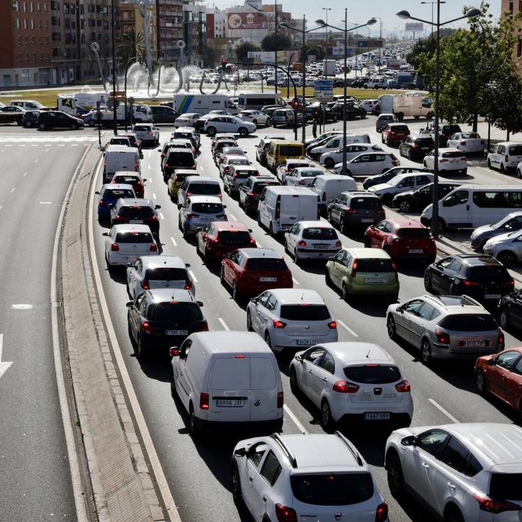 El éxodo masivo de coches atasca las salidas de Valencia