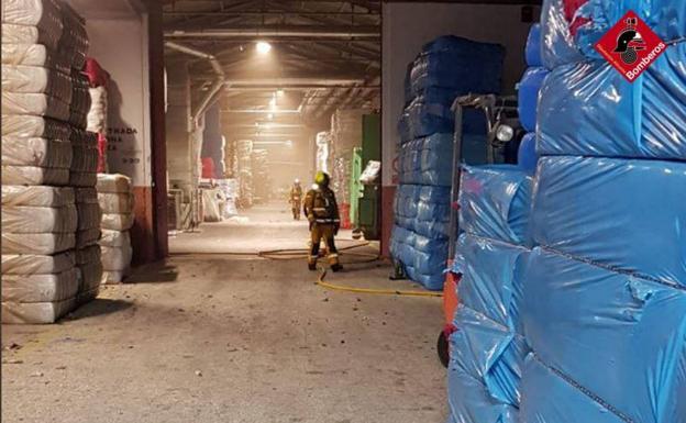 Arde una fábrica en Cocentaina y los empleados ayudan a contener el fuego hasta la llegada de los bomberos