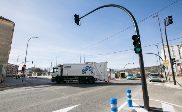 Gandia mejora la seguridad en el Grau con semáforos en Santa Maria