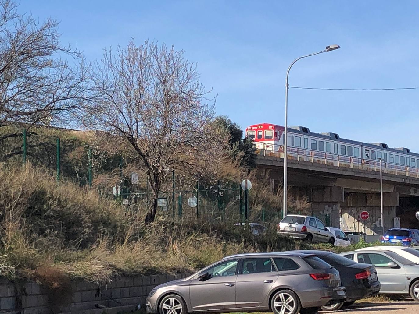Acuerdan un nuevo jardín en el talud ferroviario que separa San Isidro