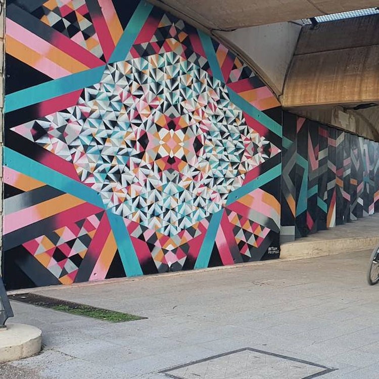 Los murales abstractos comienzan a decorar el jardín del Turia